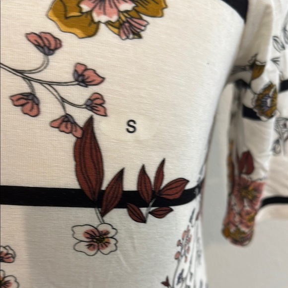 Maurices Fitted Short Sleeve Tee White Black - Picture 2 of 4